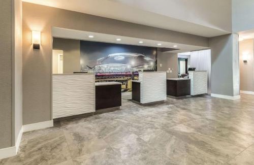 Arlington Hotel | La Quinta by Wyndham Arlington North 6 Flags Dr