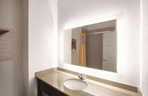 South Arlington Hotel | La Quinta by Wyndham Mansfield TX