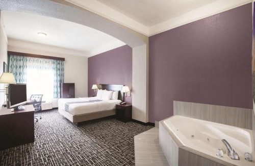 South Arlington Hotel | La Quinta by Wyndham Mansfield TX