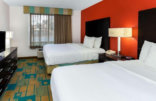 Glendale Hotel | La Quinta by Wyndham Milwaukee Bayshore Area