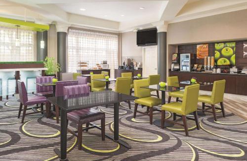 Maryland Heights Hotel | La Quinta by Wyndham St. Louis Westport