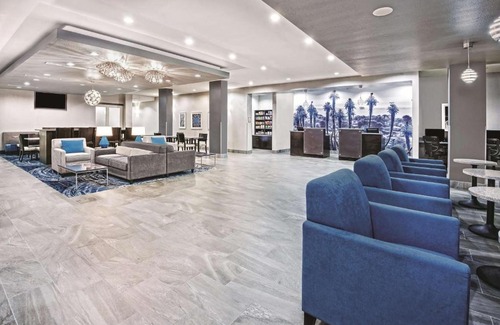 Victoria Hotel | La Quinta by Wyndham Victoria - South
