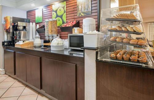 Live Oak Hotel | La Quinta Inn by Wyndham San Antonio I-35 N at Toepperwein