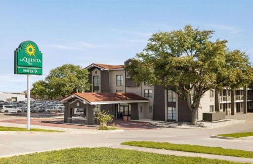 Live Oak Hotel | La Quinta Inn by Wyndham San Antonio I-35 N at Toepperwein