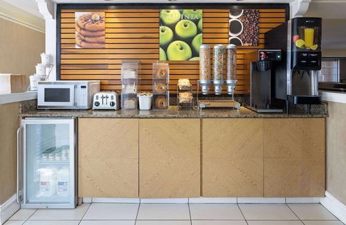 Moon Township Hotel | La Quinta Inn by Wyndham Pittsburgh Airport