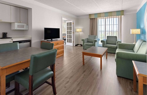 Moon Township Hotel | La Quinta Inn by Wyndham Pittsburgh Airport