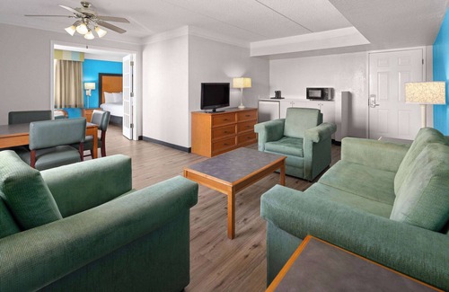 Moon Township Hotel | La Quinta Inn by Wyndham Pittsburgh Airport
