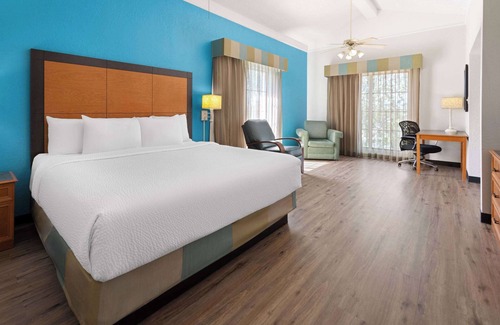 Moon Township Hotel | La Quinta Inn by Wyndham Pittsburgh Airport