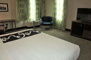 Burlington Hotel | La Quinta Inn & Suites by Wyndham Burlington