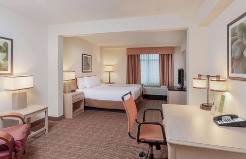 East Garden City Hotel | La Quinta Inn & Suites by Wyndham Garden City