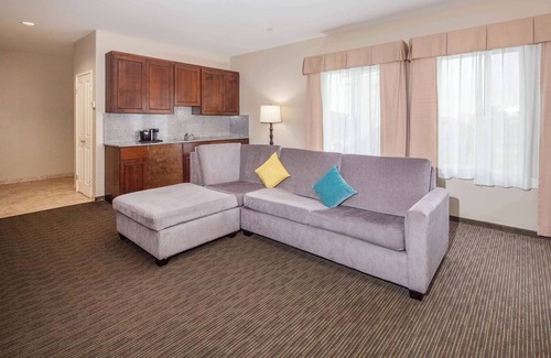 Inglewood Hotel | La Quinta Inn & Suites by Wyndham Inglewood