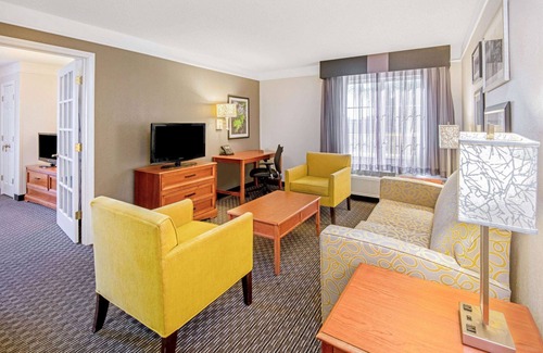 Shearer Hills - Ridgeview Hotel | La Quinta Inn & Suites by Wyndham San Antonio Airport