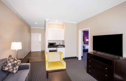 Columbus Hotel | La Quinta Inn & Suites by Wyndham Columbus TX