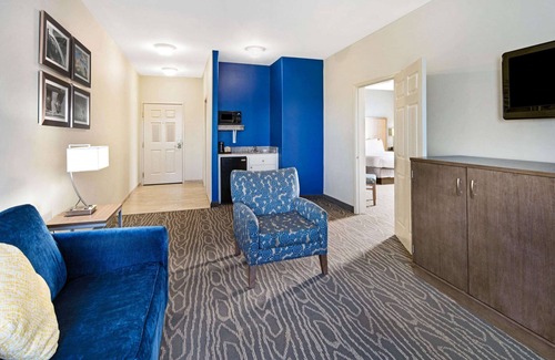 Mercedes Hotel | La Quinta Inn & Suites by Wyndham Mercedes Outlet Mall