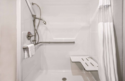 Victoria Hotel | La Quinta Inn & Suites by Wyndham Victoria - South