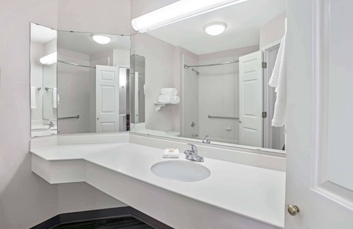 South Arlington Hotel | La Quinta Inn & Suites by Wyndham Dallas Arlington South