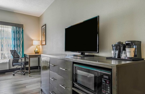 Batavia Hotel | La Quinta Inn & Suites by Wyndham Batavia