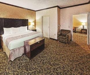 Burleson Hotel | La Quinta Inn & Suites by Wyndham Ft Worth-Burleson
