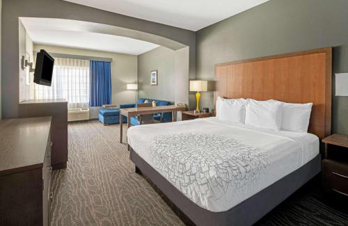 Monte Alto Hotel | La Quinta Inn & Suites by Wyndham Mercedes Outlet Mall