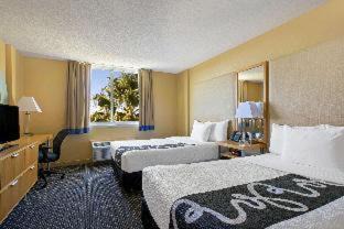 Sunrise Hotel | La Quinta Inn & Suites by Wyndham Sunrise