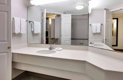 Dallas Hotel | La Quinta Inn & Suites by Wyndham Dallas - Addison Galleria
