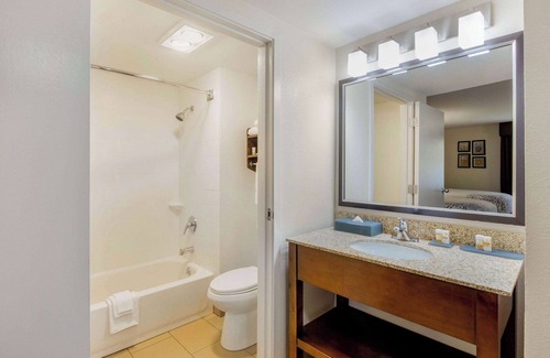 Hayward Hotel | La Quinta Inn & Suites by Wyndham Oakland - Hayward