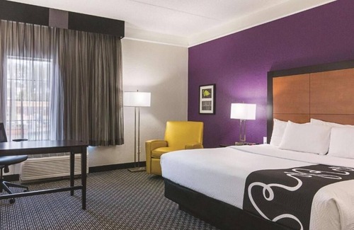Airport North Hotel | La Quinta Orlando | 1 King Bed | Free Shuttle & Breakfast | Onsite Pool | Gym