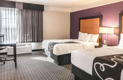 Airport North House | La Quinta Orlando | 2 Full Beds | Family-Friendly | Free-Shuttle | Pool