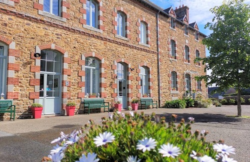 Chatelaudren Apartment | La Récréation - 2 bedrooms apartment Les Billes - Covered outdoor swimming pool