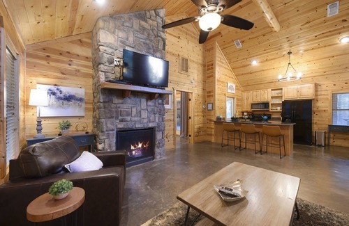 Broken Bow Cabin | LA ROCA - Luxury Honeymoon Cabin, Hot Tub, Outdoor Fireplace, Walk to Dining!
