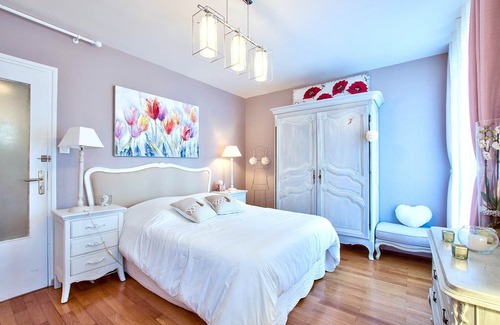 Les Poulettes Apartment | “La Romance”: voluptuous and cozy! - Air conditioning and free/secure parking!