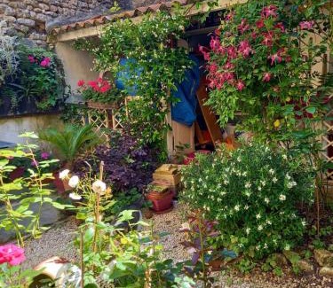 Saint-Loup-Lamaire House | la roseraie