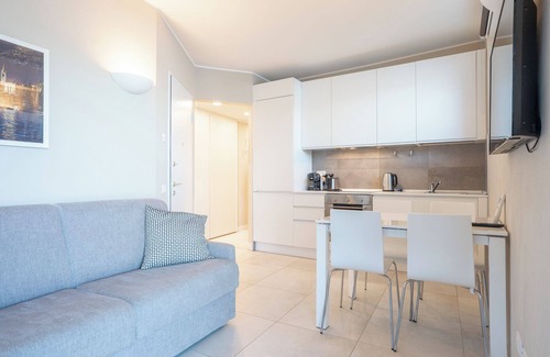 Fiumelatte Apartment | La Roseta Creme - Lakefront