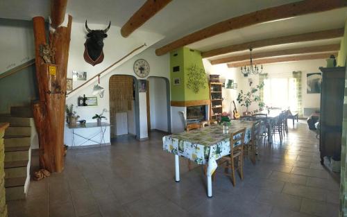 Eygalieres Bed & Breakfast | La Sarriette - Chambres d'hôtes et gîte d'étape à Eygalières