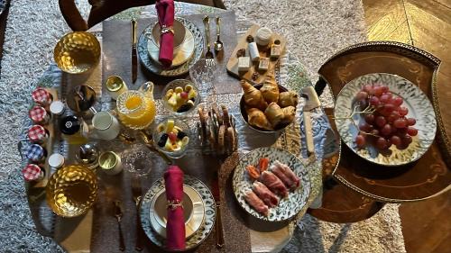 Chevigny-en-Valiere Bed & Breakfast | La "Suite" du Château de Chevigny-en-Valière comprenant deux chambres séparées, située à 12 minutes de la célèbre ville de Beaune