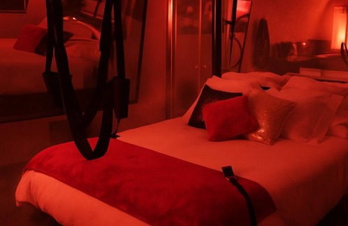 Bouc-Bel-Air House | La suite miroir, La suite miroir, love room with jacuzzi between Aix and Marseille.