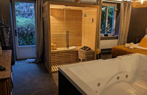 Kaysersberg-Vignoble Apartment | La Suite - Romantic escape with spa and private sauna, Beautiful suite with spa, sauna and parkin
