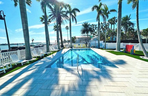Pass-a-Grille Historic District Apartment | La Tortuga Historic Downtown Pass A Grille St Pete Beach 1