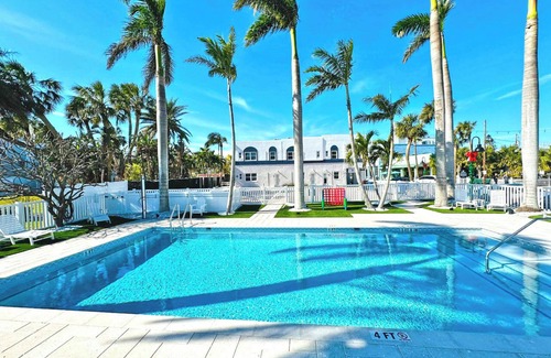 Pass-a-Grille Historic District Apartment | La Tortuga Historic Downtown Pass A Grille St Pete Beach 1
