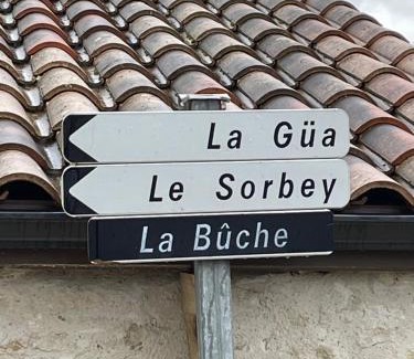 Gontaud House | La Tour du Sorbey - Gîte Nature Familial - Piscine - 3 à 6 Pax