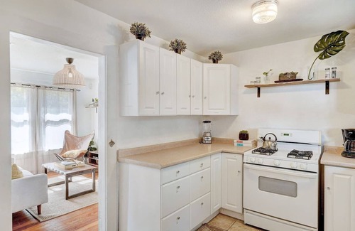 Holly House | La Treehouse | Cozy East Side Stay | Full Kitchen
