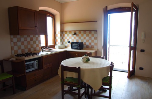 Verduno Apartment | La Vigna del Parroco 'Marrone' Country house with swimming pool and free Wi-Fi