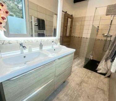 Bize-Minervois Bed & Breakfast | La Villa Du Menhir Chambre d'hôtes