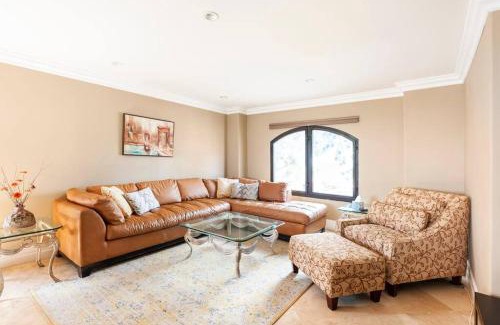 Calabasas Villa | LA Villa Lake View Home
