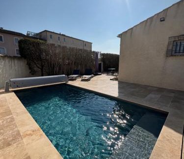 Fourques Villa | "La villa Mariam" Jacuzzi Piscine Jardin Pétanque