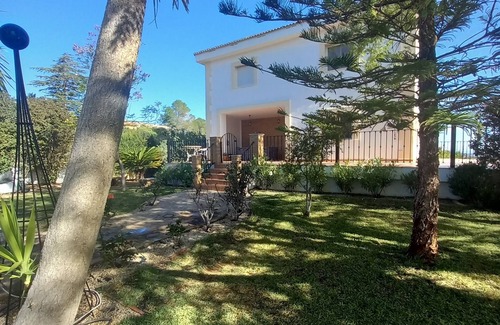 Turis Villa | La Villa Rosa