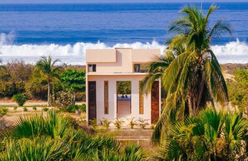 Barra de Colotepec Villa | La Villana: Hermosa casa a pasos del mar
