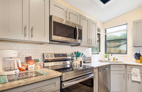 East Arlington House | Labor Day Getaway! Glimmering Jacksonville Getaway Grill Mayo & Beach~Sleeps 7