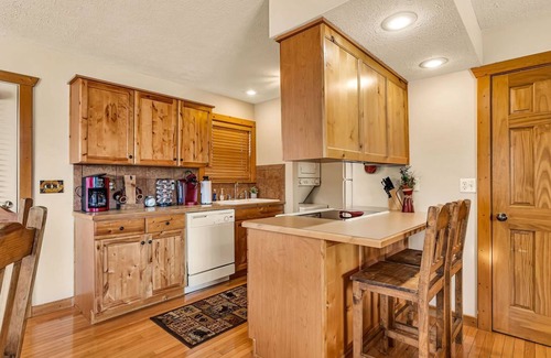 Reeds Spring Cabin | Labor Day Open, Near Silver Dollar City & Entertainment with Free Tickets Romantic Getaway!