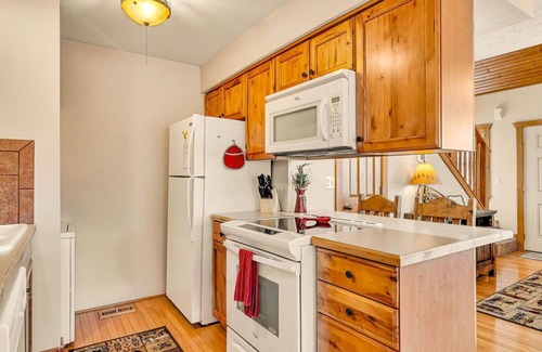 Reeds Spring Cabin | Labor Day Open, Near Silver Dollar City & Entertainment with Free Tickets Romantic Getaway!